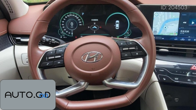 Hyundai MISTRA 1.8L CVT LUX Premium Edition 2